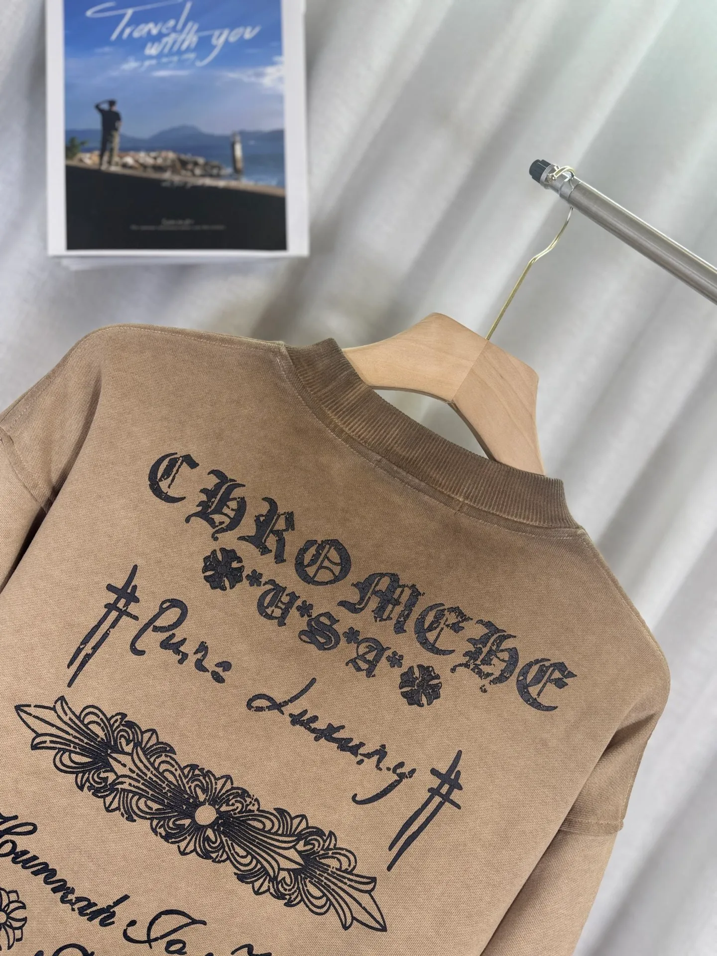 P260 top version, real shot without P, ​​different from market currency) 𝗖𝗵𝗿𝗼𝗺𝗲 𝗛𝗲𝗮𝗿𝘁𝘀/Cro Heart 2025 washed patch embroidery autumn and winter new original single counter American laser burnt 3D three-dimensional color embroidered couple casual sweatshirt 👑The highest version! Customized fabric 420g tripe terry fabric! American acid-washed and distressed original fabric laser burnt ✟appliqué embroidery and exquisite embroidery of letters! The best-selling model in the counter, very comfortable to wear. Accessories: original molded and authenticated collar label➕100% silk wash label. Genuine purchase-grade original hangtag➕matching hanging rope➕3D hanging beads➕original packaging bag. Craftsmanship: The original version has consistent wiring! The highest version of the armhole matching technique! Color: Earth Yellow Gray Black Size: S M L XL Style No.: 9320